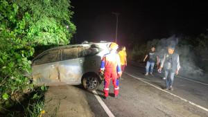 Tim-dari-DPKP-Kabupaten-Banjar-melakukan-penyelamatan-di-jalan-akses-Batulicin-Banjarbaru.jpg