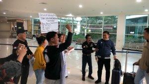 Tim-hanyar-tiba-di-Bandara-syamsudin-noor.jpg