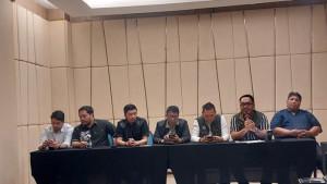 Tim-kuasa-hukum-Grand-Tan-memberikan-keterangan-pers.jpg