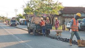 Tim-pekerja-sedang-membuat-median-jalan-di-kawasan-pusat-kota-di-Kabupaten-Kotabaru-kalsel.jpg