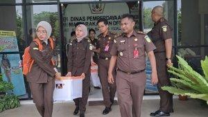 Tim-penyidik-kejari-batola-bawa-dokumen-dari-dpmd.jpg