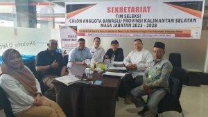 Tmsel-dan-sekretariat-Bawaslu-Kalsel-rapat-sebelum-pengumuman.jpg
