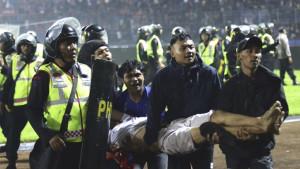 Tragedi-kanjuruhan-atau-Tragedi-Arema-vs-Persebaya-Pelatih-Arema-FC.jpg