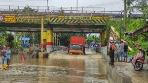 Truk-besar-saat-lintasi-banjir-di-bawah-jembatan-hauling-adaro1.jpg