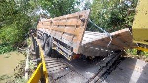 Truk-fuso-yang-terjebak-di-Jembatan-Ulin-di-Desa-Sungai-Durian-saatini-tengah-di-evakuasi.jpg