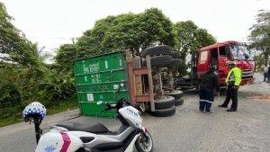 Truk-kontiner-terbalik-di-tanjakan-Jalan-MT-Haryono-Balikpapan.jpg