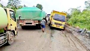 Truk-terperosok-di-Jalan-Alternatif-Satui-Kabupaten-Tanah-Bumbu-Tanbu-kalsel-Rabu-14122022.jpg