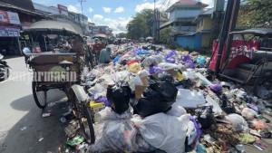 Tumpukan-sampah-di-Jalan-Veteran-Banjarmasin-tepatnya-sekitarPasar-Kuripa.jpg