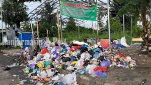 Tumpukan-sampah-terlihat-di-area-Rumah-Pilah-Sampah-Kuinara.jpg