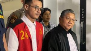 Vadel-Badjideh-dan-kuasa-hukumnya-Oya-Abdul-Malik-usai-menjalani-sidang.jpg