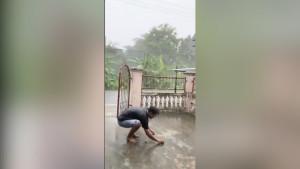 Viral-video-yang-memperlihatkan-warga-menunjukkan-penampakan-bongkahan-es-batu.jpg