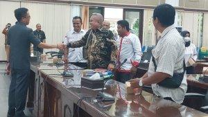 WAKIL-Ketua-DPRD-Tala-Muslimin-bersalaman-dengan-perwakiland.jpg