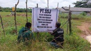 WARGA-Desa-Kandanganlama-memajang-poster-aspirasi-di-kebun-PT-SSJ-di-Desa-Kamis-184-siang.jpg