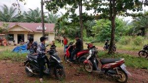 WARGA-Desa-Kandanganlama-ngeluruk-ke-kantor-kebun-PT-SSJ-di-desa-setempat-Kamis-184-siang.jpg
