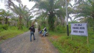 WARGA-Kandanganlama-membawa-sejumlah-baliho-aspirasi-di-kebun-sawit-PT-SSJ1.jpg