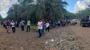 WARGA-Tebingsiring-bergerak-meninggalkan-lokasi-penutupan-jalan-kebun-PTPN.jpg
