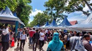 WARGA-sangat-antusias-ingin-menikmati-kuliner-gratis-di-depan-kantor-Bupati-Tala.jpg