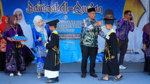 WISUDA-Wabup-Tala-HM-Zazuli-melakukan-tradisi-pross.jpg