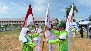 WaBUPn-Akhmad-Fauzi-menyerahkan-bendera-kontingen-kepada-Ketua-Kontingen-Balangan.jpg