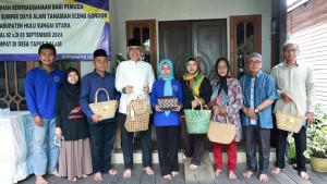 Wabup-HSU-Hero-Setiawan-saat-mengunjungi-rumah-dan-tempat-kerja-Ratu-Salwa.jpg