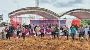Wakapolda-Kalsel-Brigjen-Pol-Golkar-Pangarso-RW-bersama-Asisten-Ekobang-Pemkab-Tala.jpg