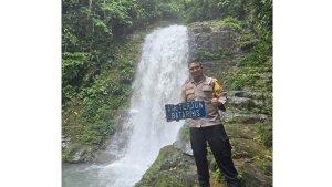 Wakapolres-Balangan-Kompol-Muhammad-Irfan-memperlihatkan-keindahan-Air-Terjun-Batarius.jpg