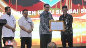 Wakil-Bupati-HSS-Suriani-menerimakan-Piagam-Penghargaan-dari-Kepala-Arsip-Nasional.jpg