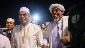 Wakil-Bupati-Kotabaru-Syairi-Mukhlis-menggandeng-Habib-Mustofa.jpg