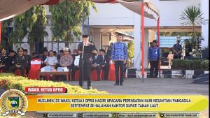 Wakil-Ketua-1-DPRD-Tanahlaut-Muslimin-bertugas-membacakan-Ikrar.jpg