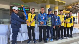 Wakil-Ketua-I-KONI-Tapin-H-Akh-Azhar-Rasyid-menyerahkan-obor-api.jpg