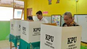 Wakil-Ketua-II-DPRD-Kota-Banjarbaru-Napsiani-Samandi-saat-mencoblos.jpg