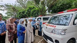 Wali-Kota-Banjarbaru-Erna-Lisa-Halaby-menyerahkan-lima-unit-ambulans.jpg