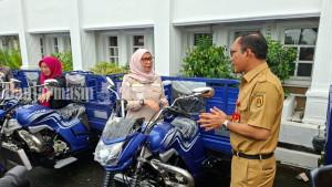 Wali-Kota-Banjarbaru-menyerahkan-sarana-pengelolaan-sampah-di-Kota-Banjarbaru.jpg