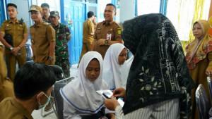 Wali-Kota-Banjarmasin-H-Muhammad-Yamin-HR-memantau-kondisi-puluhan-siswa-SMPN-33-1.jpg