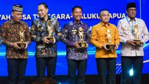 Wali-Kota-Banjarmasin-saat-menerima-TPAKD-Award-2025.jpg
