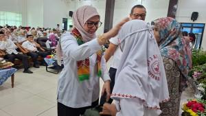 Wali-kota-Lisa-serahkan-bantuan-peralatan-sekolah.jpg
