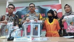 Wanita-berinisial-YR-ditangkap-polisi-karena-diduga-menjajakan-foto-vulgar12.jpg