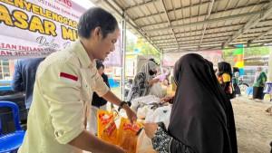 Warga-Desa-Sungai-Awang-K-belanja-pada-pasar-murah-di-halaman-Kantor-Desa.jpg