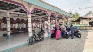 Warga-berdatangan-untuk-bisa-mendapat-air-di-bawah-Masjid-Al-Istiqlal-tapin-Kamis-05102023.jpg