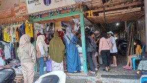 Warga-di-Kotabaru-berburu-perlengkapan-sekolah.jpg