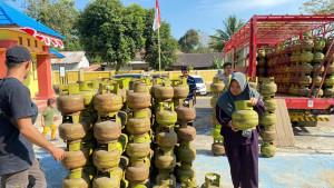 Warga-di-Tapin-membeli-pasar-gas-elpiji-3-kilogram-di-halaman-Kantor-Kelurahan-Tambarangan.jpg