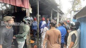 Warga-mendatangi-lokasi-kebakaran-di-Pengambangan-Banjarmasin-kalsel-Jumat-01092023.jpg