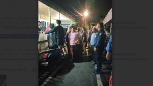 Warga-setempat-ramai-berkumpul-di-depan-rumah-tempat-kejadian-perkara-Senin-20102025-malam.jpg