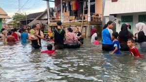Warga-yang-berenang-di-jalan-Angkasa-RT-13-Desa-Sungai-Danau.jpg