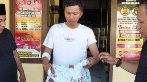 Wartawan-La-Ode-Muhammad-Irfan-Mihzan-baju-putih-ditusuk-oleh-orang-tak-dikenal.jpg