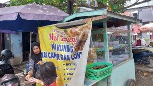 Warung-makan-Nene-Dhea-di-Jl-Pramuka.jpg
