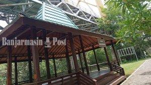 Wisata-Kalsel-Gazebo-di-bawah-jembatan-Barito-kawasan-Pulau-Bakut-Batola-Kamis-16022023.jpg
