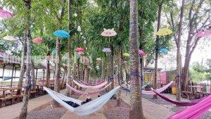 Wisata-Kalsel-Pengunjung-bersantai-dalam-hammock-di-Taman-Mahuni-Bati-bati-Kabupaten-Tala.jpg