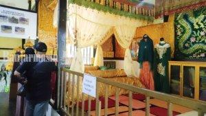 Wisata-Kalsel-Pengunjung-di-dalam-Museum-Candi-Agung-Amuntai-hsu-Sabtu-13052023.jpg