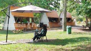 Wisata-Kalsel-Suasana-tempat-makan-dan-minum-di-Kebun-Raya-Banua-Banjarbaru-Senin-22052023.jpg